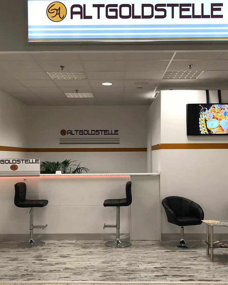 Die Altgoldstelle in der Globus Passage: Theke mit Barhockern, Sitzecke und Vitrinen unter dem beleuchteten Schild