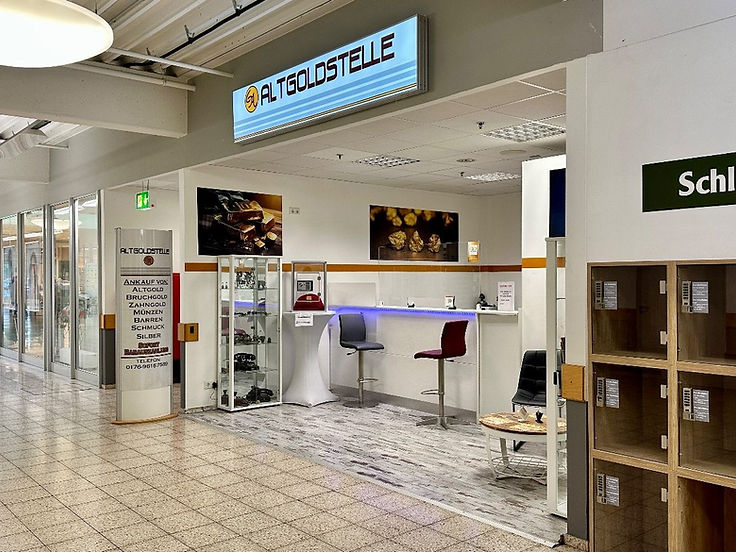 Die Altgoldstelle in der Globus Passage: beleuchtetes Schild, Säule „Ankauf von“ und daneben die Schließfächer