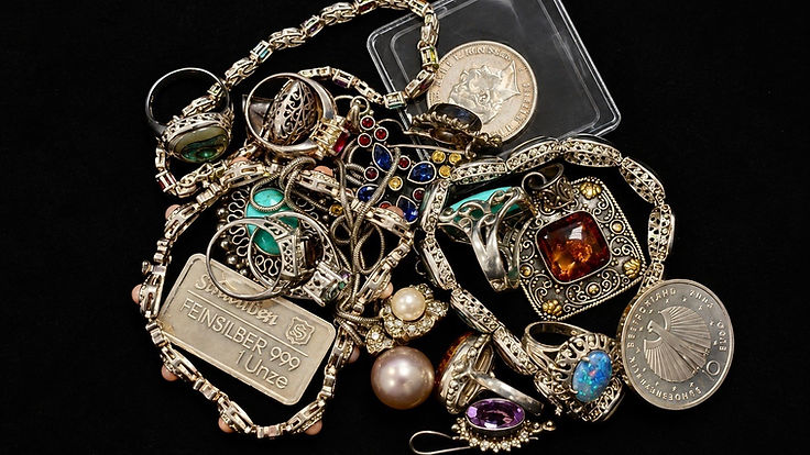 Altsilber: Silberschmuck mit Steinen, Ringe, Armbänder, ein Feinsilberbarren und Silbermünzen