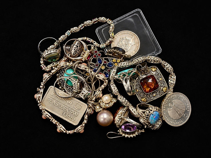 Altsilber: Silberschmuck mit Steinen, Ringe, Armbänder, ein Feinsilberbarren und Silbermünzen