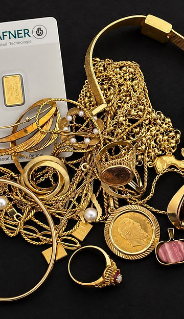 Goldschmuck, Ketten, Ringe, Anhänger mit Goldmünze, ein Goldbarren und Zahngold