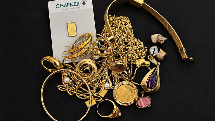 Goldschmuck: Ketten, Ringe, Armreif, Anhänger mit Edelsteinen und ein Uhrenarmband aus Gold