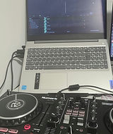 Installation DJ d'Émile : console et ordinateur avec Serato