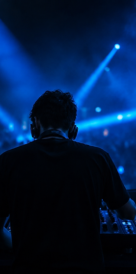 Silhouette d'un DJ devant une console de mixage sous un éclairage bleu (image d'ambiance)