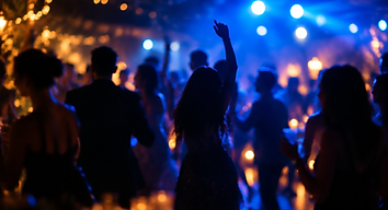 Invités qui dansent sous des lumières bleues lors d'une fête privée