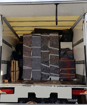 Mobiliario protegido con mantas dentro del camión de Fastmudanzas Gruppe Fast