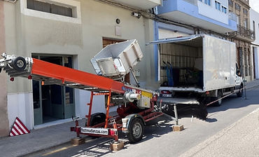 Plataforma elevadora y camión en una mudanza