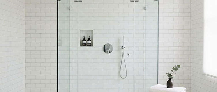 Schone badkamer met glanzend sanitair