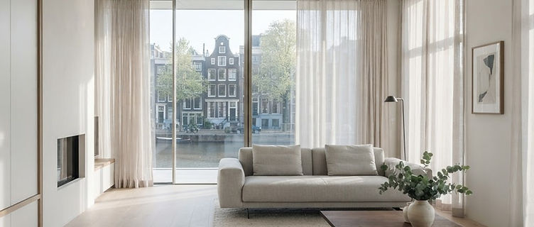 Frisse, schone woonkamer met veel natuurlijk licht