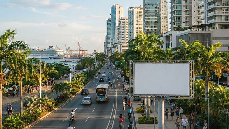 Avenida urbana con edificios modernos y estructura publicitaria