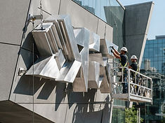 Estructura volumétrica instalada sobre una fachada