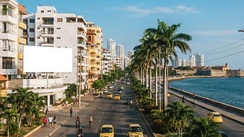 Avenida costera con palmeras y edificios en el Caribe colombiano