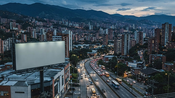 Panorámica de una ciudad colombiana al atardecer