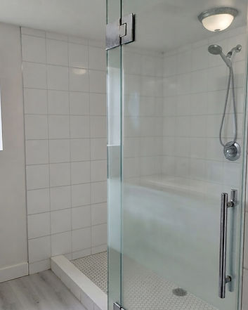 Vitre de douche claire après le service SweetCleanUp, photographiée sous le même angle