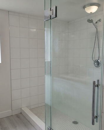 Vitre de douche tachetée avant le service SweetCleanUp