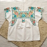 Blusa hipil bordada a mano por artesanas mayas