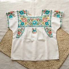 Blusa hipil bordada a mano por artesanas mayas