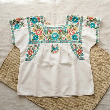 Blusa hipil bordada a mano por artesanas mayas