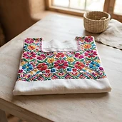 Blusa bordada a mano estilo maya