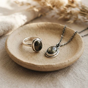 Joyería de plata con piedra del desierto