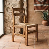Silla de madera de parota con asiento tejido