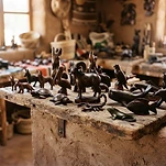 Figuras de palo fierro talladas a mano