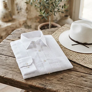 Guayabera de lino bordada a mano