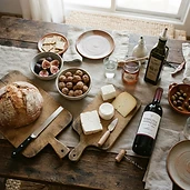 Tabla de quesos, aceite de oliva y miel del valle