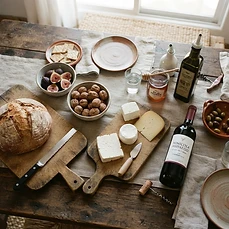 Tabla de quesos, aceite de oliva y miel del valle