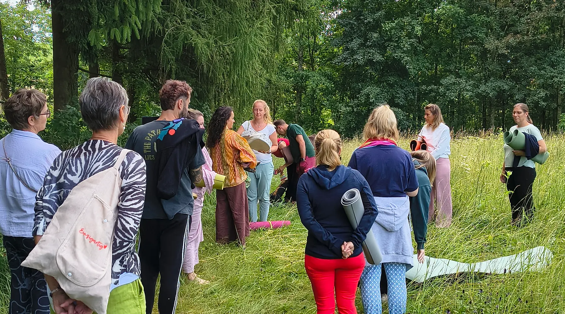Gruppe bei einer Übung am Waldrand