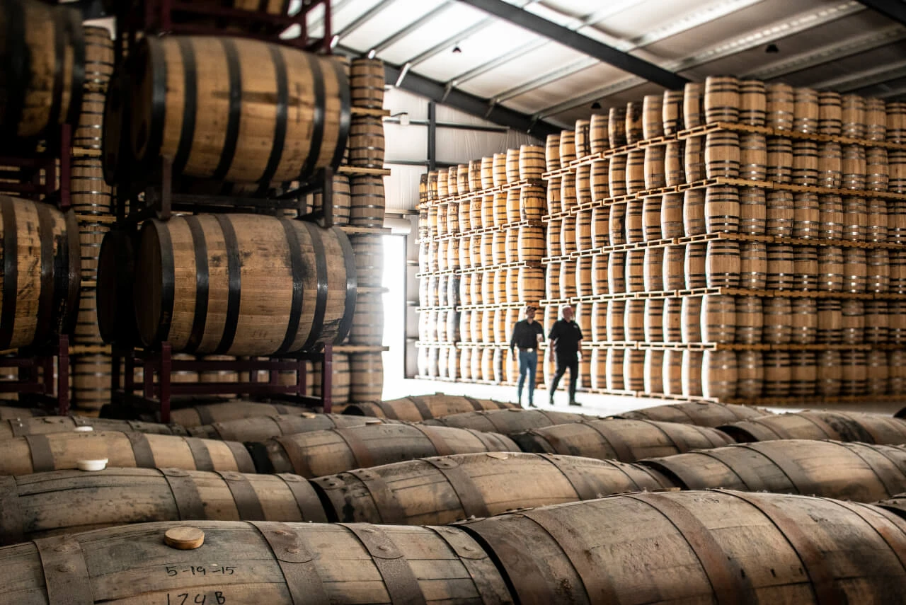 Chai de maturation aux fûts de chêne empilés
