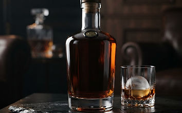 Bouteille de whisky premium sur fond sombre