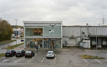 Großes Handelsgebäude mit Glas- und Metallfassade in Neumünster