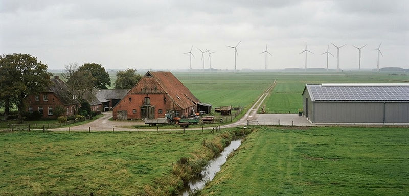 Landschaft in Schleswig-Holstein mit Gewerbebau, Photovoltaikfläche und Windrädern