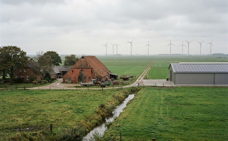 Schleswig-Holsteinische Landschaft mit Gewerbebau, Photovoltaikfläche und Windrädern