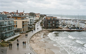Hotel- und Wohngebäude mit Glasfassaden an der Strandpromenade von Laboe