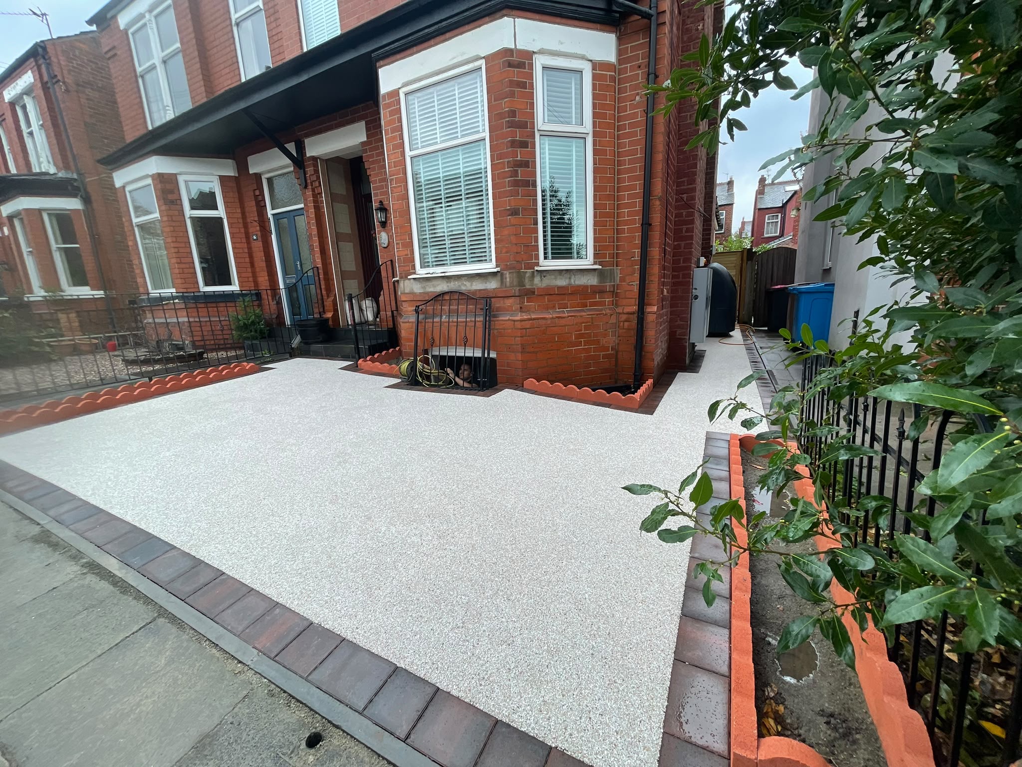 Light grey resin driveway, Monton