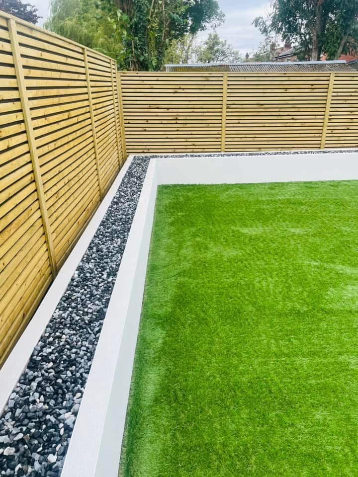 Rendered garden wall with slate chippings