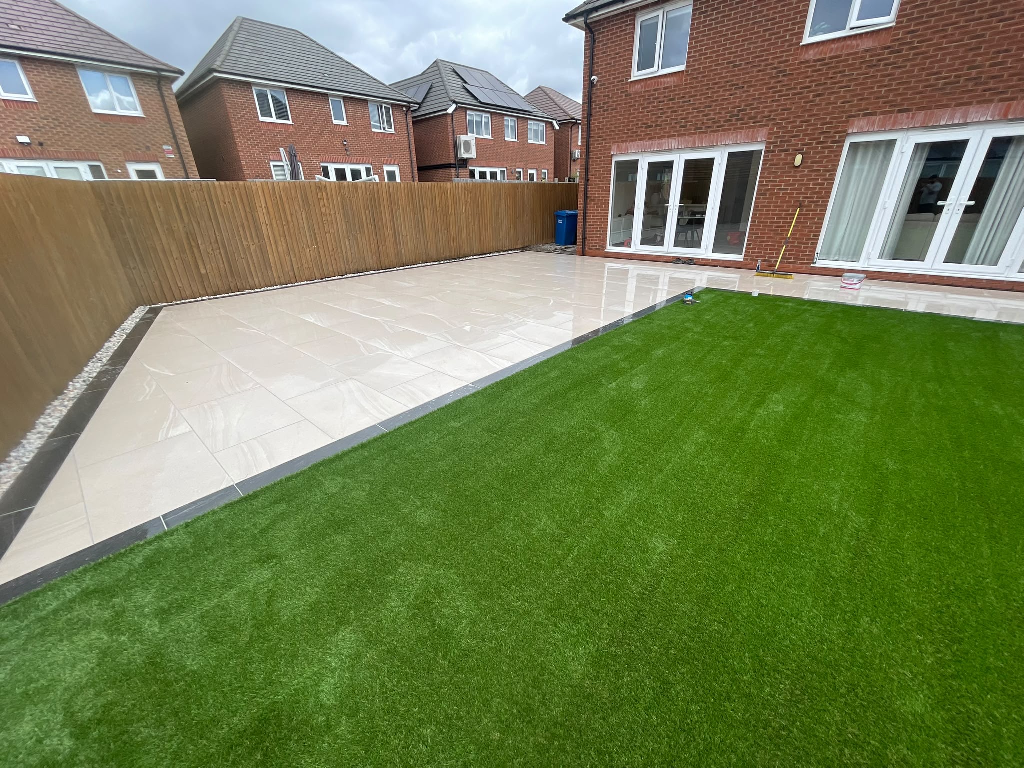 Porcelain patio with artificial lawn