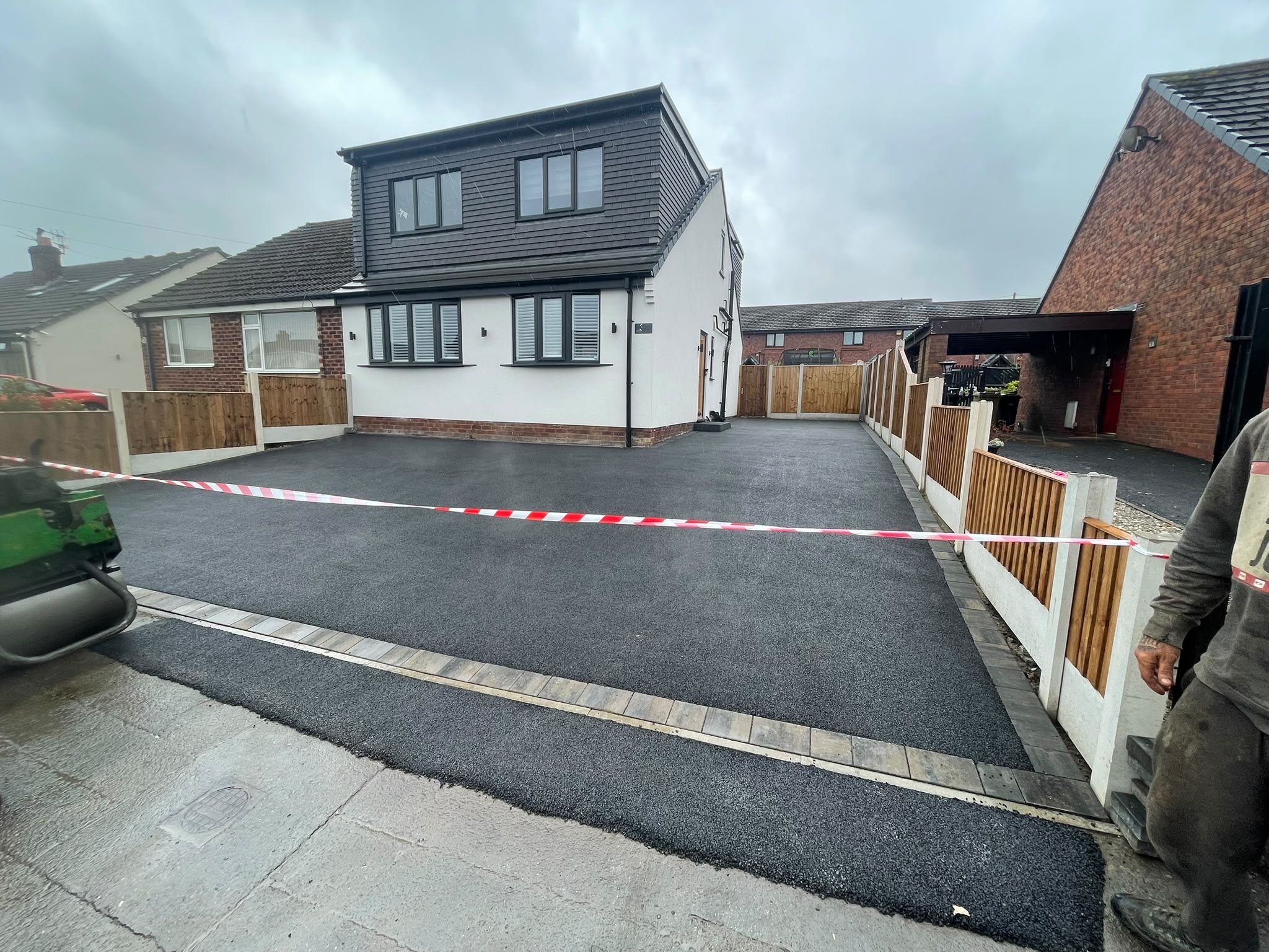 Tarmac driveway with block dividing course