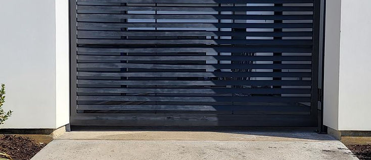 Horizontal-slat steel driveway gate fabricated by RF Iron Works in Anna, TX