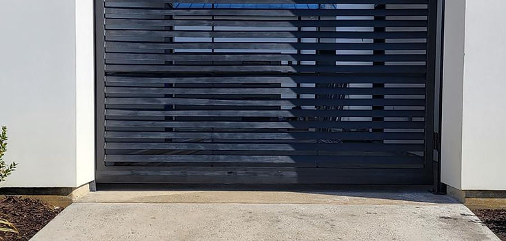 Portón de cochera de acero con tablillas horizontales, fabricado por RF Iron Works en Anna, TX