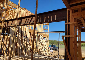Viga de acero colocada durante la estructura de una casa