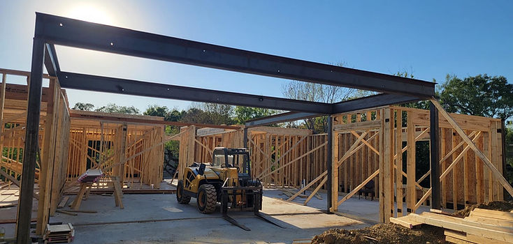 Estructura de techumbre de acero en obra, fabricada por RF Iron Works