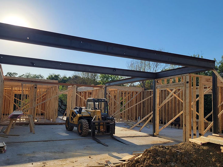Estructura de techumbre de acero en obra, fabricada por RF Iron Works