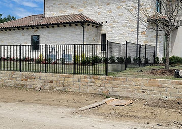 Cerca de barrotes de hierro sobre un muro de piedra