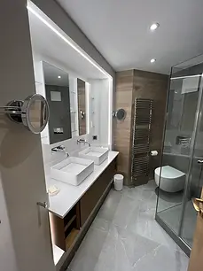 Salle de bains, vasques suspendues, après