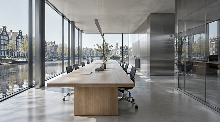 Minimalistische kantoorruimte met glas, staal en daglicht