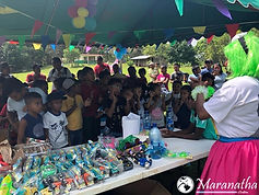 La mesa de entrega de juguetes bajo el toldo