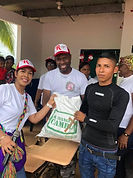 Entrega de víveres a un joven de la comunidad